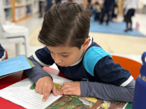 Estudantes do Colégio Regina Mundi visitam a Biblioteca Municipal
